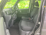 運転席からの視界は良好で、運転操作もスムーズに行えます。快適な運転環境で、安全運転をサポートします。