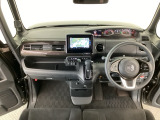 【前方視界】開放的な前方視界!運転がしやすく疲れにくいです♪窓が大きく、見通しがとっても良いおクルマですよ♪
