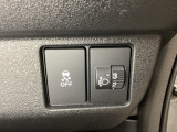 ハンドルの右側にはヘットライトリベライザーとVSA(ABS+TCS+横滑り抑制)の解除スイッチがついています。ヘッドライトリベライザーは道路状況や積荷の加重に応じてライトの高さを調節できます。