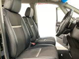 座面も厚みがあり背もたれも高く、広い足元にゆったり座れるシートです。運転席と助手席の間が空いている為、助手席側への移動がスムーズです。交通量の多い道でも助手席側から乗り降りができます。