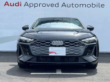 シングルフレームグリルはAudiの象徴的なデザイン要素であり、一目でAudiとわかるスタイル、大きくて迫力のある形状が車のスポーティな印象を強調しており、魅力的なデザインとなっています。