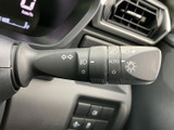 操作しやすい位置に配置されたウインカーレバー。スムーズな操作で、安全な車線変更をサポートします。