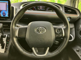 握りやすいステアリングは、運転の楽しさを引き立てます。操作性にも優れており、快適なドライブをサポートします。