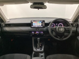 車内は光触媒抗菌消臭施工済です。インパネ周りはスタイリッシュなデザインで機能や装備も充実しています。グローブボックスやカップホルダーのほかにトレーなどたくさんの収納スペースが付いています。