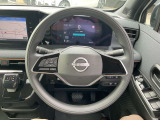 ハンドルを握ったまま指先で、運転支援装備の設定などが簡単に行えます。視線の移動も少ないため安全なドライブを楽しめます。