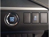 お車のキーはスマートキーです。キーを身につけた状態で車に近づき、ドアロックの解錠や施錠操作が出来ます。雨の日など両手がふさがっている時など、とっても便利ですね。