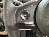 ステアリングにオーディオ操作スイッチが付いています。オーディオ画面に直接タッチしなくても操作が出来ますので、運転に集中できます。
