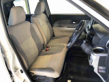 運転席の座面高さを調整できるシートリフターが付いています。フロントシートはベンチシートを採用で、座面も広く使い勝手もいいですよ♪