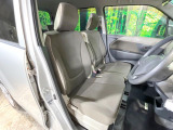 運転席まわりには十分なスペースがあり、大柄な方でもゆったり運転していただける環境です。