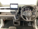 【ハンドル】運転にかかわる様々な操作を安全に行えるように視点移動が少なく操作性に配慮されたスイッチ類が凝縮されたコックピットです。