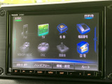 高精細な地図表示で、目的地までのナビゲーションをスムーズに。道に迷う心配なく、安心して運転に集中できます。