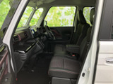 運転席からの視界は良好。操作系の配置も最適で、運転に集中できます。快適なドライビングをサポートします。
