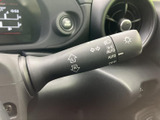 操作しやすい位置に配置されたウインカーレバーは、安全な車線変更をサポートします。スムーズな操作感で、運転に集中できます。夜間でも確認しやすいデザインです。