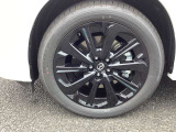 車体全体を引き締める落ち着いたカラーリングと優れた耐久性を兼ね備えています。街乗りでの取り回しやすさと高速走行時の高い追従性を両立しており、幅広いシーンで活躍してくれる扱いやすい足回りです。