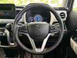 握りやすいステアリングで、運転操作をスムーズに。オーディオや通話機能など、便利なスイッチ類も操作しやすい位置に配置されています。