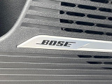 【BOSEサウンドシステム】メーカーオプションの高品位サウンドシステムを搭載。専用のチューニングが施された大小様々なスピーカーから良質なサウンドが奏でられ、臨場感あふれる音響空間を演出します。