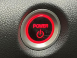 視認性の高いメーター類が、運転に必要な情報を的確に伝えます。運転に集中できる、シンプルで機能的なデザインです。