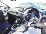 視界や操作まわりを確認しやすい運転席です。