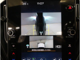 左右のサイドカメラ映像を同時に表示し、車両周囲の死角をしっかりカバー。狭い道や駐車時の接触リスクを減らし、安心して操作できる視界を確保します。