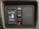 【片側パワースライドドア】片側がパワースライドドアになっており、運転席のスイッチやスマートキーでも開閉が可能です!開口部も広いので乗り降りも楽々♪