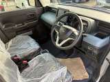 シート座面には着座姿勢を安定させるサイドサポートがあり、快適な運転環境を実現しています。