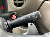 操作しやすい位置に配置されたウインカーレバー。確実な操作感で、安全な車線変更をサポートします。直感的に操作できます。
