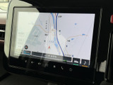 見やすい地図画面で、目的地までスムーズに案内。渋滞情報なども表示され、効率的なルートを選択できます。運転の負担を軽減します。