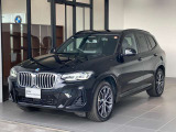 力強いSUVらしさとBMWらしいスポーティなシルエットを併せ持つG01 X3。20インチMアルミホイールが足元を引き締め、全体に存在感を与えています。