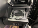 運転席と助手席には、格納式のドリンクホルダーが装備されています。