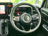 握りやすく、操作性の良いステアリング。運転時の姿勢をサポートし、長距離運転でも疲れにくい設計です。質感も上質で、所有感を高めます。