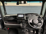運転席周りです。カップホルダーや小物の収納などは必須ですよね!!使い勝手の良いつくりになっております!!