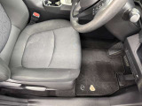 運転席シート足元です。