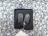 【スマートキー】キーをバッグやポケットに入れたままでもドアロックの開閉が出来るほか、エンジンキーを挿さなくてもエンジンスタートストップが出来ます。