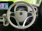 握りやすいステアリングは、運転の操作性を高めます。快適なドライビングポジションをサポートし、長距離運転でも疲れを軽減します。