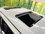 【サンルーフ】開放感たっぷりの希少装備、サンルーフが装着されています!車内に明かりを取り入れたり景色を楽しむ以外にも、車内の空気も簡単に換気できて快適です!
