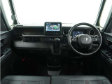 ◆インテリアパネル◆視界広々で非常に運転しやすくロングドライブでも疲れを感じさせないすっきりとまとまったインパネ周りです。