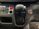 CVT車のセレクトレバーです。低速から高速まで、変速ショックのないスムーズな走りを実現するとともに、エンジン効率のよい領域を維持することで燃費にも貢献します。