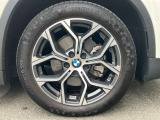 【BMWアロイホイール】軽量かつ強度に拘ったアロイホイール。走行性能ポテンシャルを引き出す設計。タイヤのサイドウォールが強化されたランフラットタイヤは、パンク時にタイヤがつぶれてもリムから外れません。