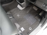 Honda認定中古車に新品の純正フロアマットを装着しました。気分よくドライブをお楽しみいただけます♪