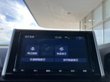 高精細なディスプレイが、運転に必要な情報を分かりやすく表示。快適なドライブをサポートする、頼れる相棒です。多彩な機能も魅力です。