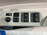 狭い駐車場で便利な電動格納ドアミラーが付いています。