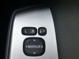 電動格納ドアミラー付き。スイッチ操作でミラーが開閉します。