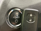 【スマートキー】カバンやポケットに入れたままでもドアの施錠・解錠が可能なスマートキーを装備。エンジンのオン・オフ時もカギを取り出す必要が無いからとっても便利です♪