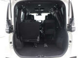サードシートを跳ね上げれば、セカンドシートに人が乗っていても荷物を十分に積めます。