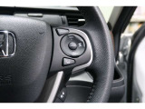 Hondaセンシングの機能のひとつ、アダプティブクルーズコントロール付!アクセルから足を離しても設定したスピードと前車との車間を保ち走行してくれます!車線維持もアシスト☆高速道路で疲労軽減ですね☆