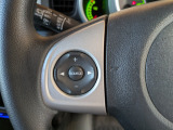 【ステアリングリモコン】ステアリングにオーディオ調節可能なスイッチが装備されていますので運転中でも視線をそらさずにオーディオの調節が可能です!