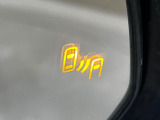 【ブラインドスポットモニター】走行中、ドアミラーの死角になりやすい箇所に後続車が接近するとサイドミラーのレンズに警告を表示!ドライバーに注意喚起をしてくれます。