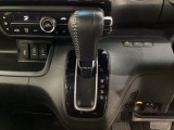 CVT車のセレクトレバーです。低速から高速まで、変速ショックのないスムーズな走りを実現するとともに、エンジン効率のよい領域を維持することで燃費にも貢献します。