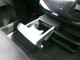 運転席からもスムーズに手が届く設計で、信号待ちやちょっとした休憩にさっと飲むことができるのでロングドライブも快適です。