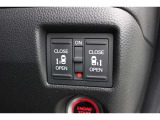 リア左右側パワースライドドア リモコンなどで自動開閉。Hondaスマートキーを携帯していれば、軽い力で解錠とドアオープンが行えます。半ドア状態まで閉めると、自動的に全閉する機能付き。